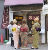 Группа в составе молодые японские женщины одела в кимоно, покупках окна Asakusa, Япония, 2018 Стоковое Фото Группа в составе молодые японские женщины одела в кимоно, покупках окна Asakusa, Япония, 2018 Стоковое Фото