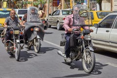 Группа в составе мотоцикл-велосипедисты едет вдоль улицы города, Kashan, Стоковая Фотография Группа в составе мотоцикл-велосипедисты едет вдоль улицы города, Kashan, Стоковая Фотография