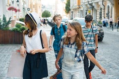 Группа в составе подростки с хозяйственными сумками на улице города стоковая фотография Группа в составе подростки с хозяйственными сумками на улице города стоковая фотография