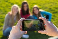 Группа в составе друзья принимая фото с smartphone стоковое изображение rf Группа в составе друзья принимая фото с smartphone стоковое изображение rf