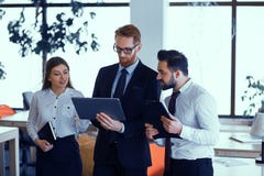 Группа в составе счастливые бизнесмены обсуждая на офисе во время деловой встречи стоковое фото rf Группа в составе счастливые бизнесмены обсуждая на офисе во время деловой встречи стоковое фото rf