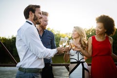 Группа в составе счастливые друзья partying и провозглашая тост напитки стоковые фото Группа в составе счастливые друзья partying и провозглашая тост напитки стоковые фото