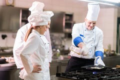 Группа в составе шеф-повара подготавливая очень вкусную еду в высоком роскошном ресторане стоковые изображения rf Группа в составе шеф-повара подготавливая очень вкусную еду в высоком роскошном ресторане стоковые изображения rf
