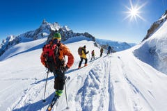 Группа в составе лыжники начинает спуск Vallée Blanche, массива Монблана Шамони, Франция, Европа стоковые фотографии rf Группа в составе лыжники начинает спуск Vallée Blanche, массива Монблана Шамони, Франция, Европа стоковые фотографии rf