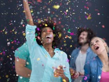Группа людей партии Confetti многонациональная над серым цветом стоковая фотография rf Группа людей партии Confetti многонациональная над серым цветом стоковая фотография rf