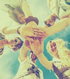 Группа людей поддерживая каждые другие Концепция о работе команды стоковое изображение Группа людей поддерживая каждые другие Концепция о работе команды стоковое изображение