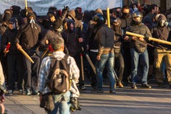 Группы члена левой партии и анархиста ища упразднение новых максимальных тюрем безопасностью, столкнутое с полицией по охране общ стоковая фотография Группы члена левой партии и анархиста ища упразднение новых максимальных тюрем безопасностью, столкнутое с полицией по охране общ стоковая фотография