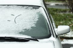 Грустная улыбка на окне автомобиля в зиме первый снежок стоковое фото rf Грустная улыбка на окне автомобиля в зиме первый снежок стоковое фото rf