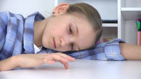 Грустный ребенок, пробуренная девушка играя пальцы на столе, усилил несчастного ребенк не изучая акции видеоматериалы Грустный ребенок, пробуренная девушка играя пальцы на столе, усилил несчастного ребенк не изучая акции видеоматериалы