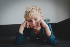 Грустный ребенок, стресс и депрессия, высасывание, аутизм стоковые изображения rf Грустный ребенок, стресс и депрессия, высасывание, аутизм стоковые изображения rf