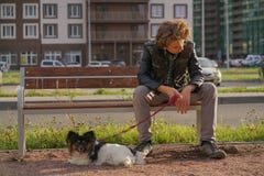 Грустный сиротливый парень сидя на стенде с его собакой затруднения отрочества в концепции связи стоковые изображения rf Грустный сиротливый парень сидя на стенде с его собакой затруднения отрочества в концепции связи стоковые изображения rf