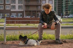 Грустный сиротливый парень сидя на стенде с его собакой затруднения отрочества в концепции связи стоковые фото Грустный сиротливый парень сидя на стенде с его собакой затруднения отрочества в концепции связи стоковые фото