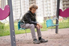 Грустный сиротливый подросток на открытом воздухе на спортивной площадке затруднения отрочества в концепции связи стоковые фото Грустный сиротливый подросток на открытом воздухе на спортивной площадке затруднения отрочества в концепции связи стоковые фото