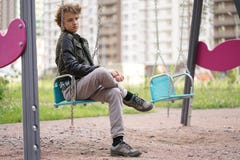 Грустный сиротливый подросток на открытом воздухе на спортивной площадке затруднения отрочества в концепции связи стоковое фото rf Грустный сиротливый подросток на открытом воздухе на спортивной площадке затруднения отрочества в концепции связи стоковое фото rf