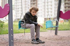 Грустный сиротливый подросток на открытом воздухе на спортивной площадке затруднения отрочества в концепции связи стоковое изображение Грустный сиротливый подросток на открытом воздухе на спортивной площадке затруднения отрочества в концепции связи стоковое изображение