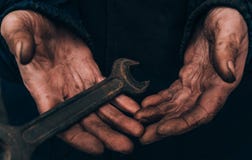 Грязные руки человека, деятеля, человек стекли его руки пока работающ, бедный человек стоковое фото Грязные руки человека, деятеля, человек стекли его руки пока работающ, бедный человек стоковое фото
