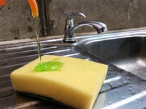 Губка и жидкость dishwashing стоковое фото rf Губка и жидкость dishwashing стоковое фото rf