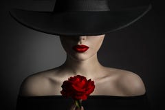 Губы женщины цветка красной розы и черная шляпа, красота фотомодели стоковые фото Губы женщины цветка красной розы и черная шляпа, красота фотомодели стоковые фото