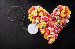 Длинная строка с белой биркой прикрепила к сердцу Стоковые Изображения RF Длинная строка с белой биркой прикрепила к сердцу Стоковые Изображения RF