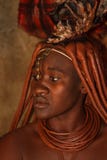 Дама Himba делая церемонию стоковая фотография Дама Himba делая церемонию стоковая фотография