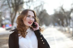 Дама дела в костюме outdoors с мобильным телефоном стоковое изображение rf Дама дела в костюме outdoors с мобильным телефоном стоковое изображение rf