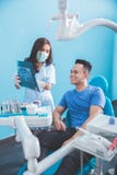 Дантист разговаривая с ее терпеливым объясняя лучем x стоковые фото Дантист разговаривая с ее терпеливым объясняя лучем x стоковые фото