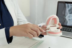 Дантист рассматривая терпеливое медицинское лечение зубов на зубоврачебном офисе стоковые фотографии rf Дантист рассматривая терпеливое медицинское лечение зубов на зубоврачебном офисе стоковые фотографии rf