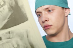Дантист с рентгеновским снимком челюсти стоковые фотографии rf Дантист с рентгеновским снимком челюсти стоковые фотографии rf