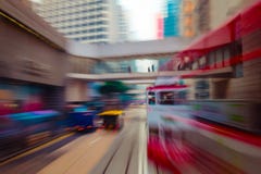 Двигать через современную улицу города Hong Kong стоковые фотографии rf Двигать через современную улицу города Hong Kong стоковые фотографии rf