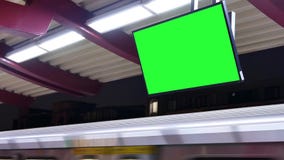 Движение MRT проходя платформой на ноче с зеленой доской движения экрана Движение MRT проходя платформой на ноче с зеленой доской движения экрана