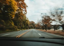 Движение быстрого автомобиля на дороге с деревьями стоковые изображения rf Движение быстрого автомобиля на дороге с деревьями стоковые изображения rf