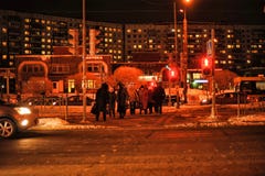 Движение и пешеходы ночи на улице в зиме стоковое изображение rf Движение и пешеходы ночи на улице в зиме стоковое изображение rf