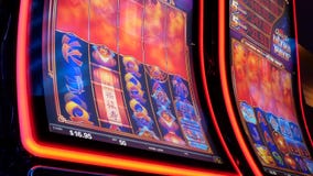 Движение людей играя торговый автомат внутри казино Движение людей играя торговый автомат внутри казино