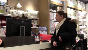 Движение людей оплачивая кредитную карточку для того чтобы купить подушку на магазине тюфяка Движение людей оплачивая кредитную карточку для того чтобы купить подушку на магазине тюфяка