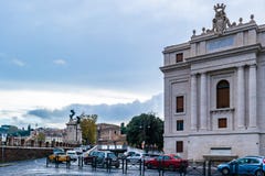 Движение на улицах булыжника Рима на дороге примирения стоковое изображение Движение на улицах булыжника Рима на дороге примирения стоковое изображение