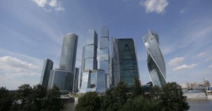 Движение облаков над небоскребами делового центра Москвы международными Timelapse Трассировка листьев воздушных судн в небе выше Движение облаков над небоскребами делового центра Москвы международными Timelapse Трассировка листьев воздушных судн в небе выше