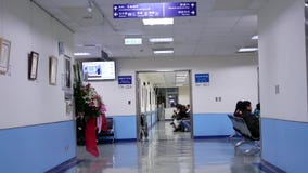 Движение пациента ждать их доктора внутри больницы Движение пациента ждать их доктора внутри больницы