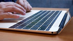 Движение сообщения женщины печатая на Macbook и вебсайте просматривать Движение сообщения женщины печатая на Macbook и вебсайте просматривать