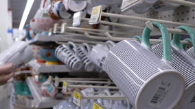 Движение чашек людей покупая внутри магазина Walmart Движение чашек людей покупая внутри магазина Walmart