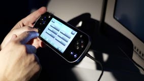 Движение экрана просматривать человека на мониторе gamepad для смотреть кино Движение экрана просматривать человека на мониторе gamepad для смотреть кино
