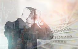 Двойная экспозиция бизнесмена в стрессе над финансовыми вопросами, стоковые изображения rf Двойная экспозиция бизнесмена в стрессе над финансовыми вопросами, стоковые изображения rf