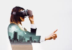Двойные шлемофоны выдержк-будущего VR, дело женщин в костюмах используя пальцы испытывают изолированные нововведения самой лучшей стоковые фото Двойные шлемофоны выдержк-будущего VR, дело женщин в костюмах используя пальцы испытывают изолированные нововведения самой лучшей стоковые фото