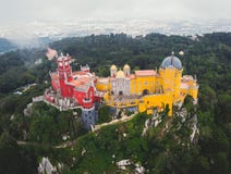 Дворец Pena, замок Romanticist в муниципалитете Sintra, района Португалии, Лиссабона, большого Лиссабона, вида с воздуха, съемки стоковое фото rf Дворец Pena, замок Romanticist в муниципалитете Sintra, района Португалии, Лиссабона, большого Лиссабона, вида с воздуха, съемки стоковое фото rf