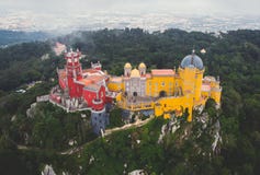 Дворец Pena, замок Romanticist в муниципалитете Sintra, района Португалии, Лиссабона, большого Лиссабона, вида с воздуха, съемки стоковые изображения rf Дворец Pena, замок Romanticist в муниципалитете Sintra, района Португалии, Лиссабона, большого Лиссабона, вида с воздуха, съемки стоковые изображения rf
