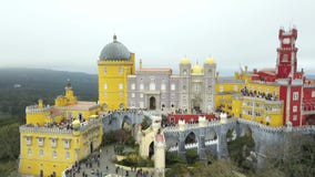 Дворец Pena, замок Romanticist в муниципалитете Sintra, района Португалии, Лиссабона, большого Лиссабона, вида с воздуха Дворец Pena, замок Romanticist в муниципалитете Sintra, района Португалии, Лиссабона, большого Лиссабона, вида с воздуха