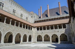 Дворец герцогов Braganza Большинств известный замок в Guimaraes стоковое фото rf Дворец герцогов Braganza Большинств известный замок в Guimaraes стоковое фото rf