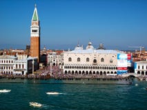 Дворец дожа, колокольня, национальная библиотека St Mark, в Венеции, взгляд от канала стоковое изображение Дворец дожа, колокольня, национальная библиотека St Mark, в Венеции, взгляд от канала стоковое изображение