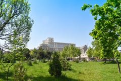 Дворец дома парламента или людей, Бухареста, Румынии Взгляд от садов центрального парка Самая большая стоковое изображение Дворец дома парламента или людей, Бухареста, Румынии Взгляд от садов центрального парка Самая большая стоковое изображение