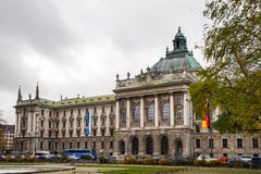 Дворец правосудия - Justizpalast в Мюнхене, Баварии, Германии стоковое изображение Дворец правосудия - Justizpalast в Мюнхене, Баварии, Германии стоковое изображение
