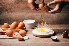 Делать предпосылку теста предпосылка с сырцовыми яичками, сахар выпечки, стоковое изображение Делать предпосылку теста предпосылка с сырцовыми яичками, сахар выпечки, стоковое изображение
